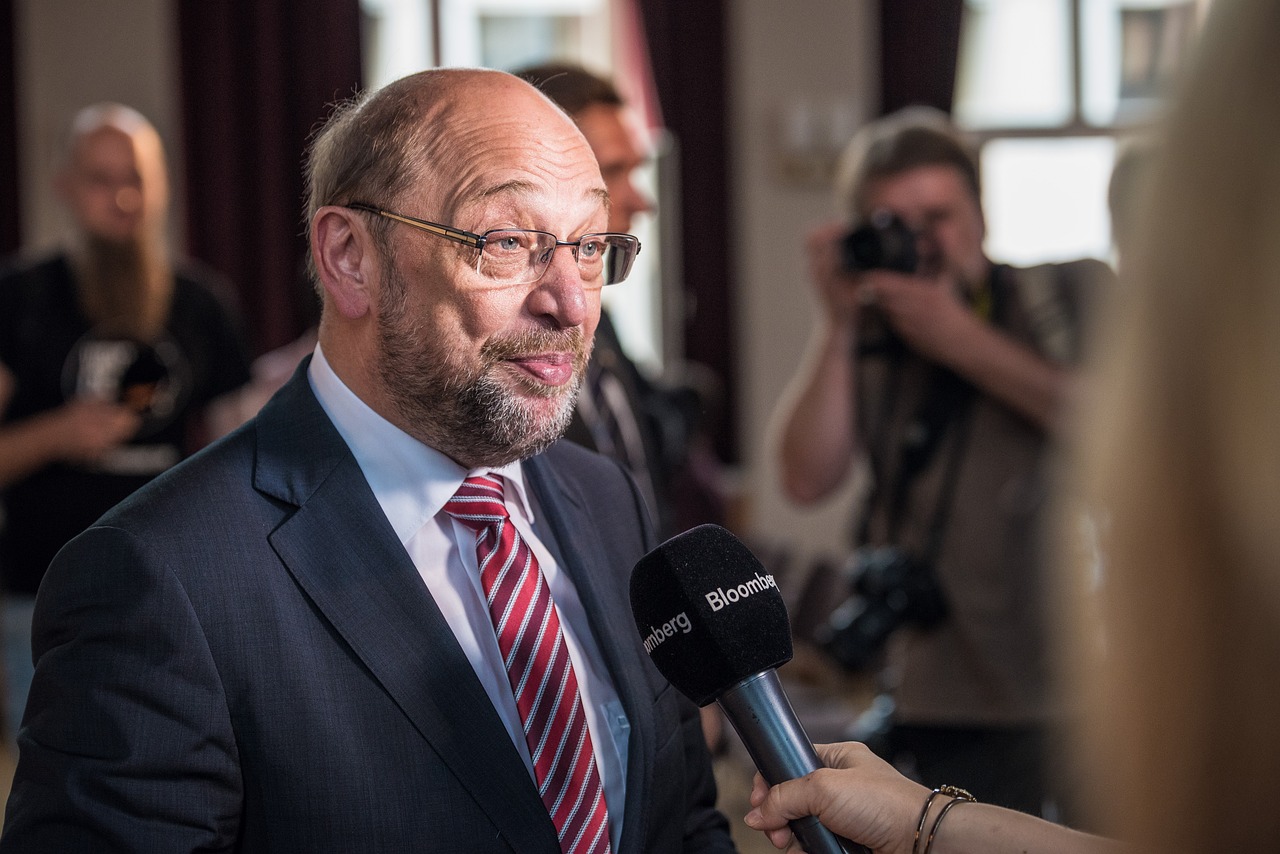 Sledujete politické debaty? 